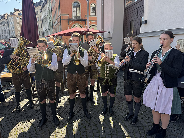 die „Hohenwarter Musibuam“ vor dem Anstich auf dem Viktualienmarkt am 03.04.2025 (©Foto: Martin Schmitz) 